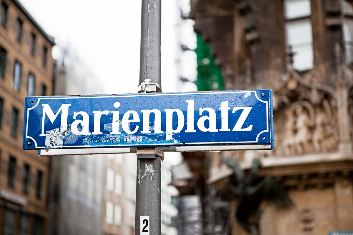 Uma placa escrita Marienplatz
