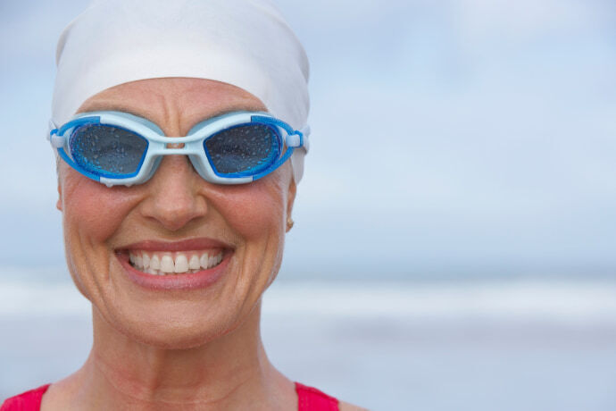 Mulher com óculos de natação com lentes em foco 