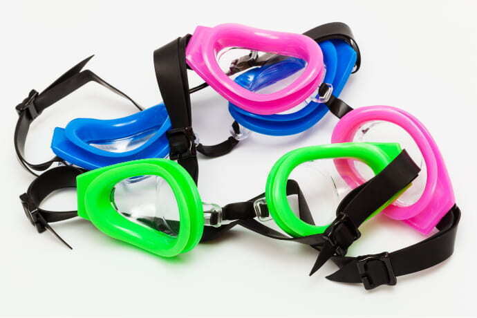 Ventosas coloridas de óculos de natação