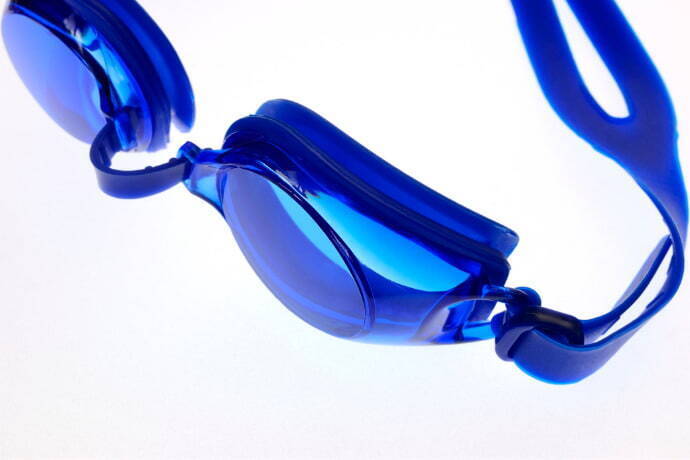 Foco em peças de óculos de natação azul