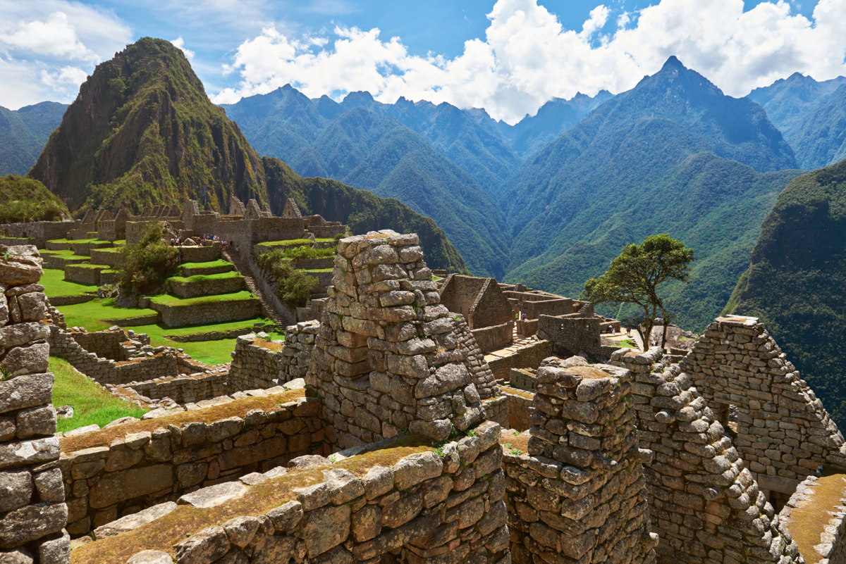 Vista das ruínas e montanhas do Machu Picchu