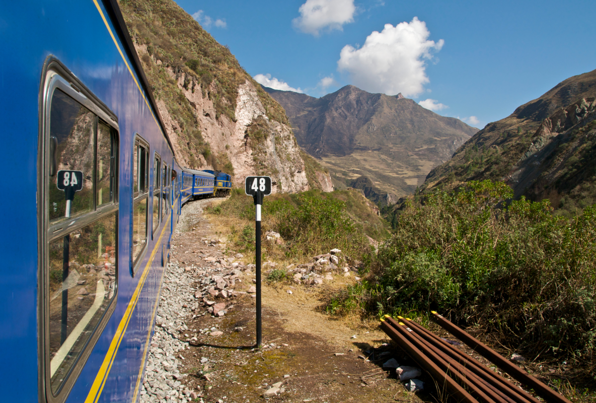 Trem ao lado de montanhas em direção ao Machu Picchu 