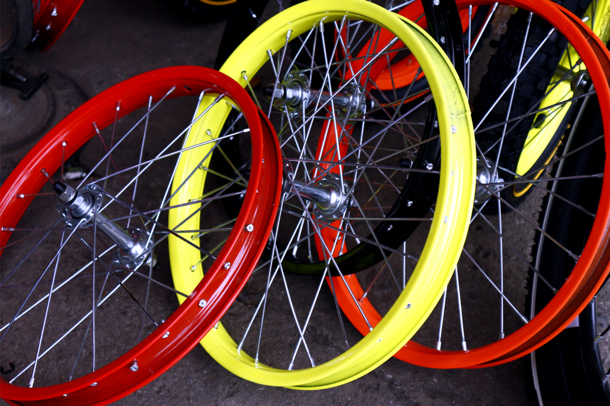 Aros de raio coloridos de bicicleta