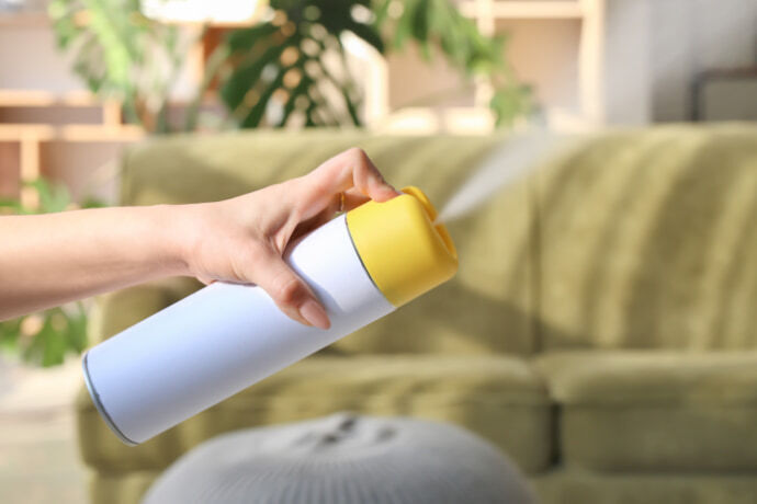 Usando spray aromatizador em casa