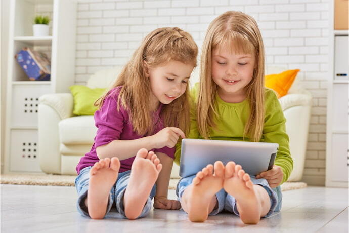 Duas crianças usando mesa digitalizadora