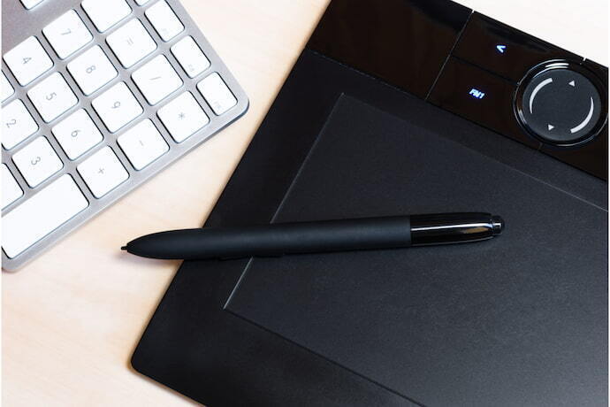 Uma mesa digitalizadora com uma caneta digital