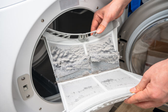 Limpando o filtro de fiapos da secadora de roupas 