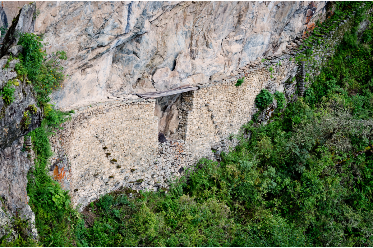 Ponte inca no Machu Picchu vista de longe