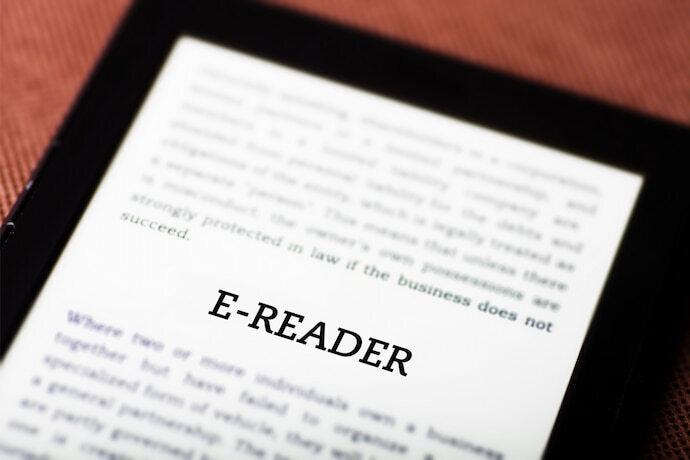 Um e-reader com um texto e escrito no título "e-reader"