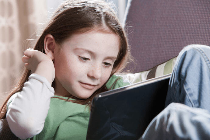 Uma criança usando o e-reader