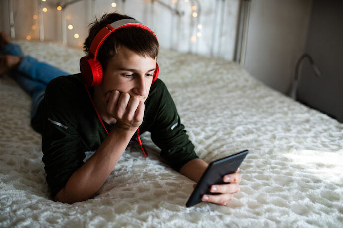 Alguém com um e-reader ouvindo audiobook