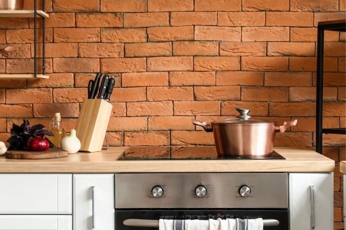 Panela de cobre no fogão de indução na cozinha