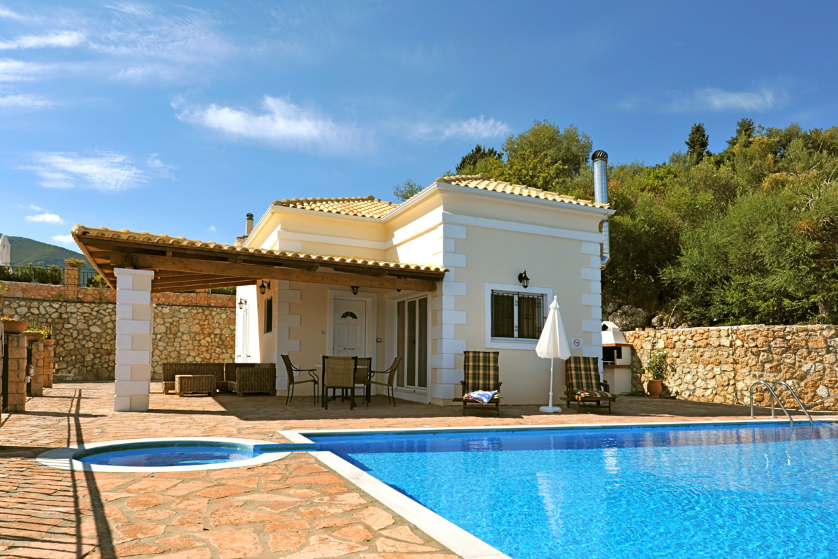 Villa de férias de estilo mediterrâneo com piscina privada.