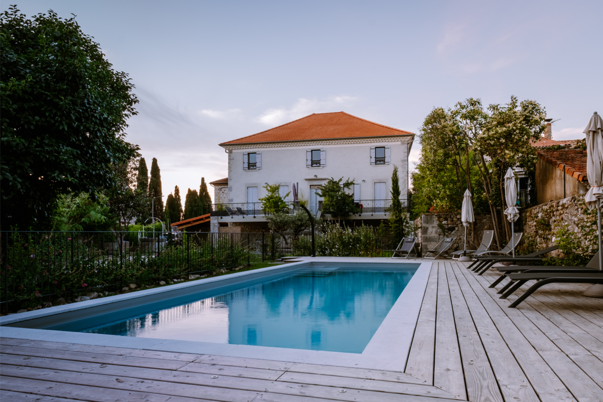 Casa de férias francesa com deck de madeira e piscina.