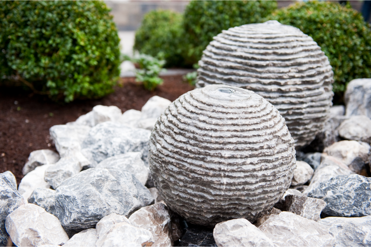 Jardim de pedras em formatos de esferas com tamanhos variados.