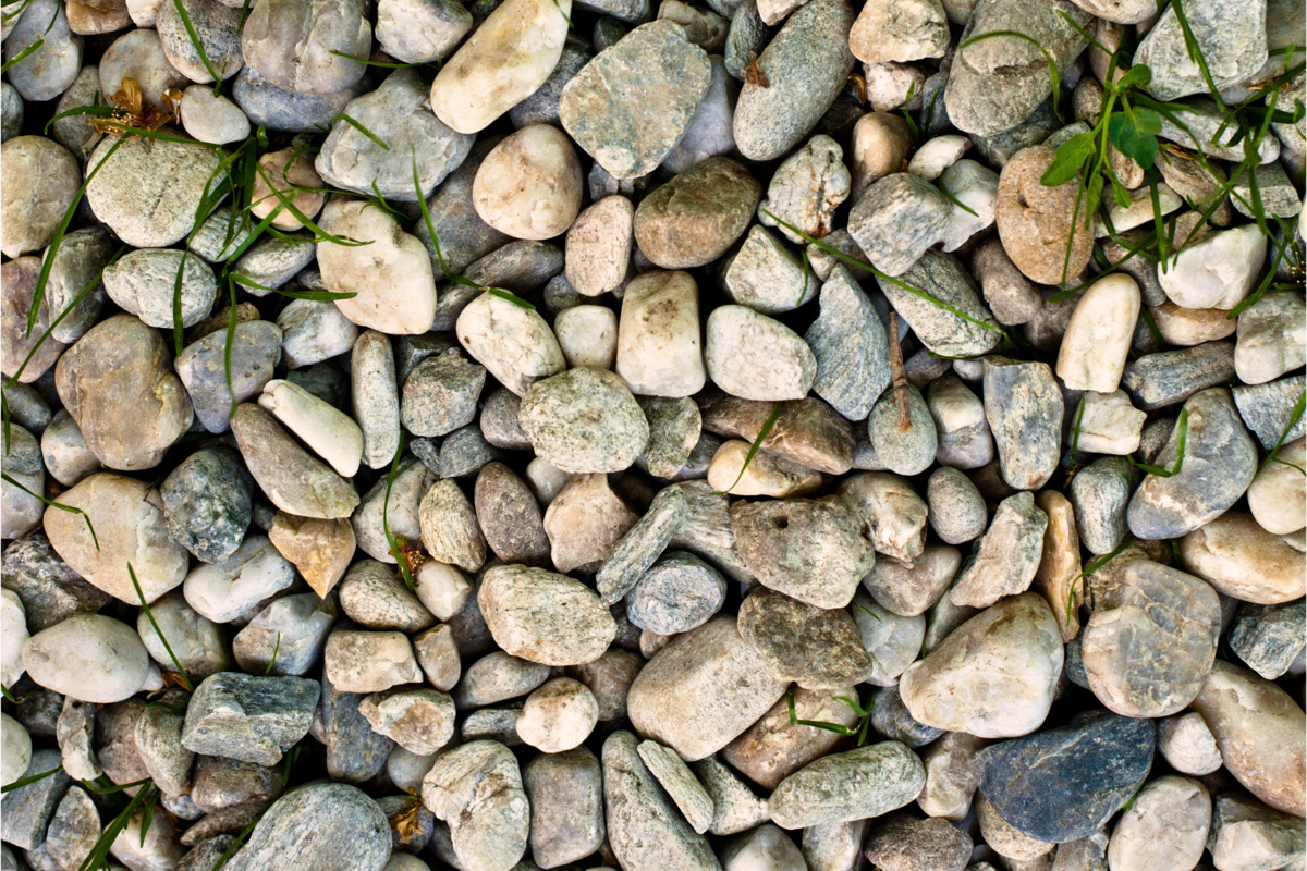 Várias pedras de rio com formatos e cores varadas.