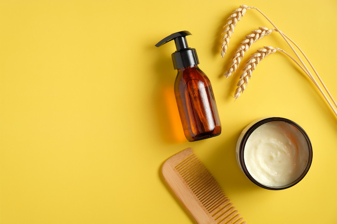 Trigo e produtos de hidratação de cabelo em um fundo amarelo