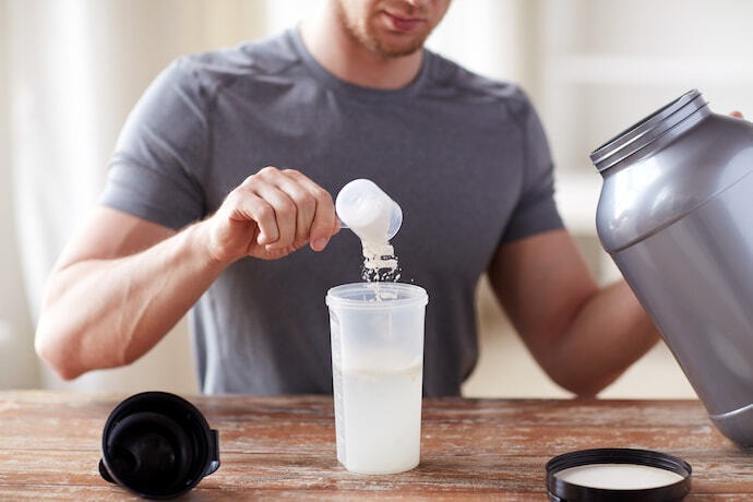 Homem preparando shake com proteína 
