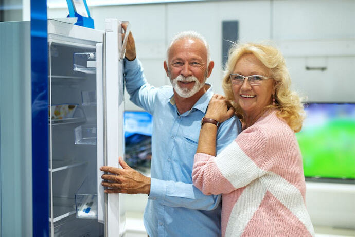 Casal de idosos comprando geladeira 