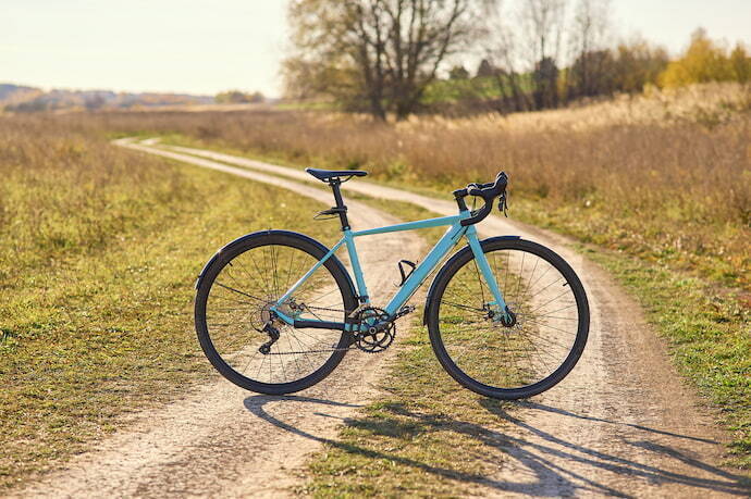 Uma bicicleta na estrada