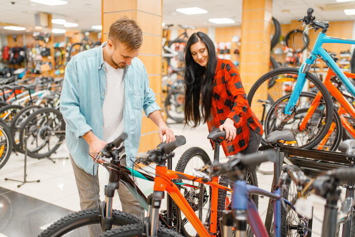 Um rapaz escolhendo uma bicicleta na loja