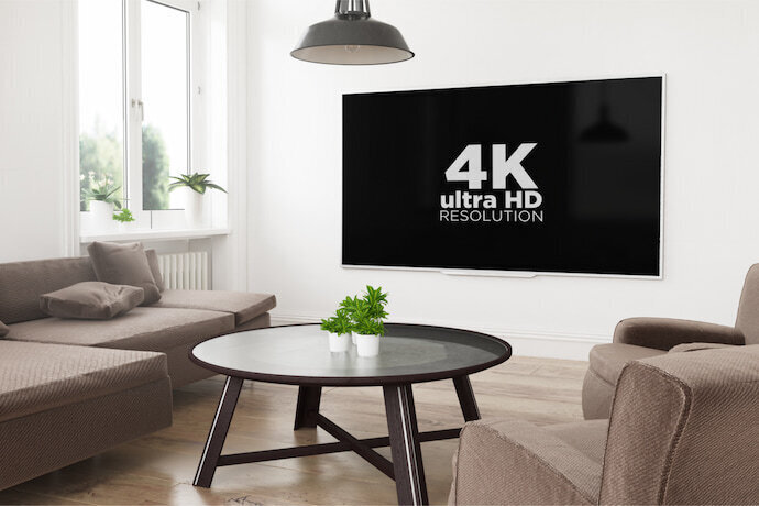 Sala de estar moderna e com uma Smart TV 4k.