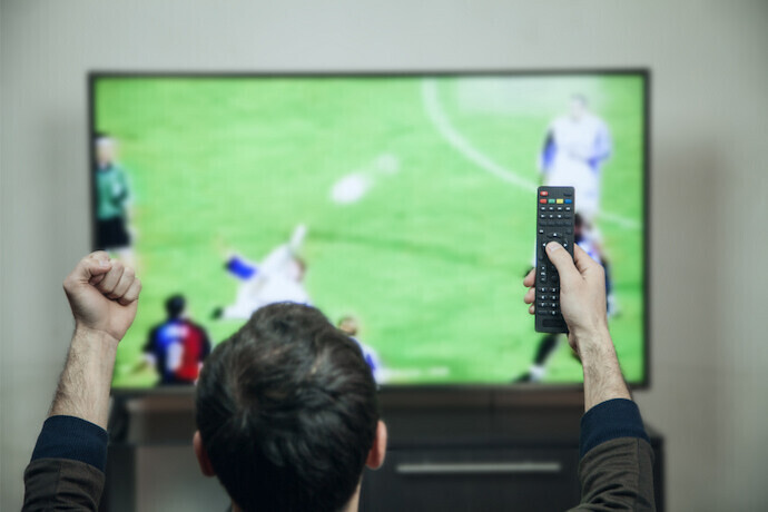  Indivíduo assistindo jogo de futebol na Smart TV