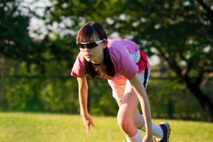 Mulher correndo de óculos no parque