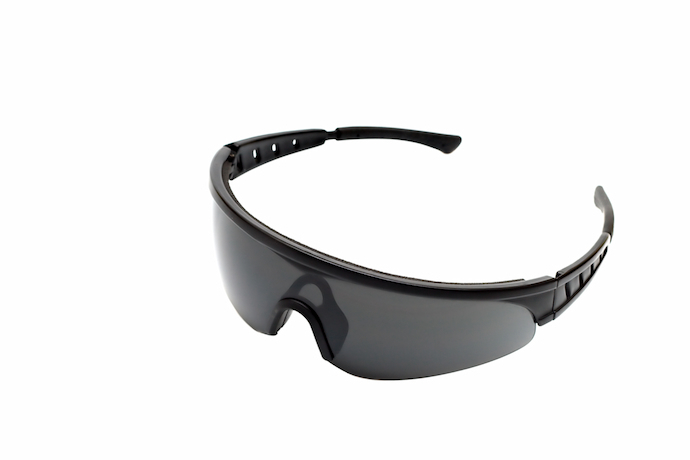 Óculos esportista com lente preta em um fundo branco