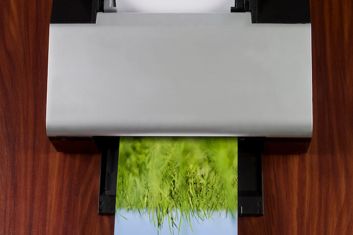 Impressora imprimindo uma imagem colorida