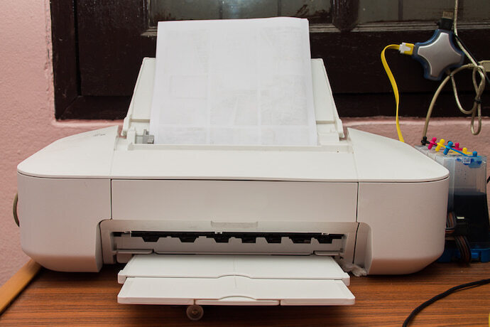 Impressora branca com tanque de tinta