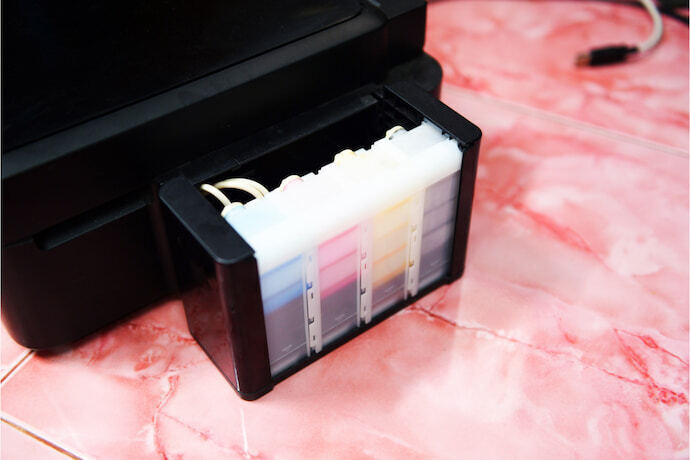 Tanque de tinta colorida de uma impressora