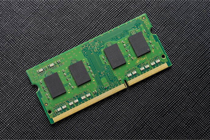 Módulo de memória RAM sobre mesa