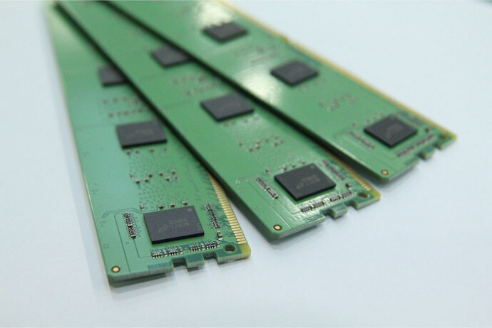 Slots de memória RAM sobre mesa 