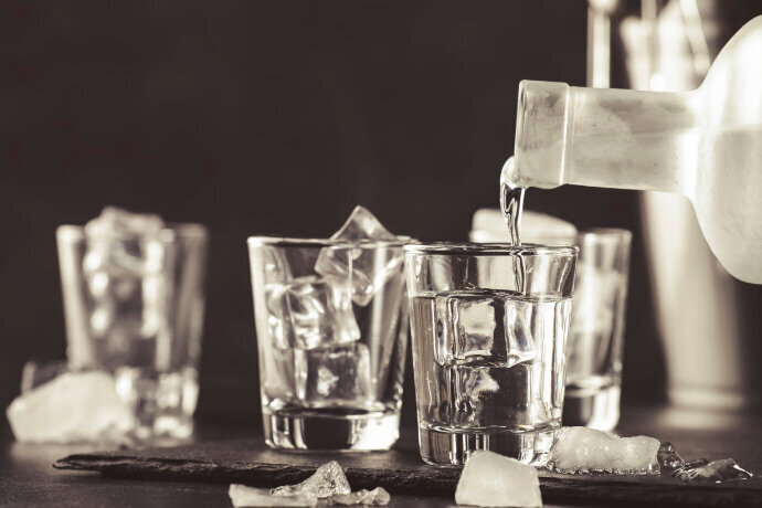 vodka sendo colcoada no copo