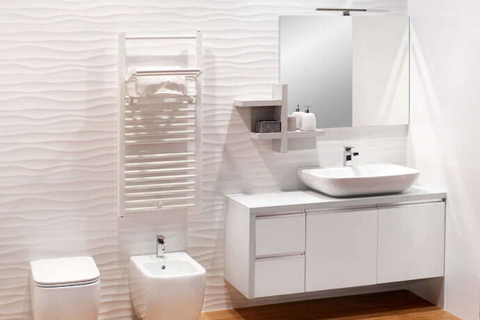 Banheiro simples e monocromático branco