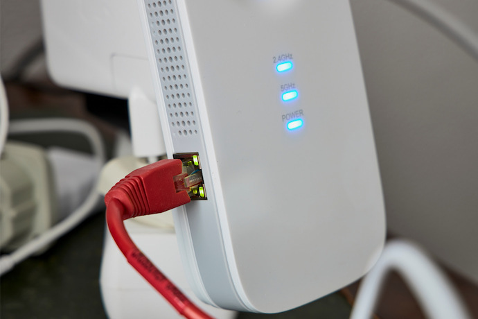Repetidor de sinal Wi-Fi conectado a um cabo
