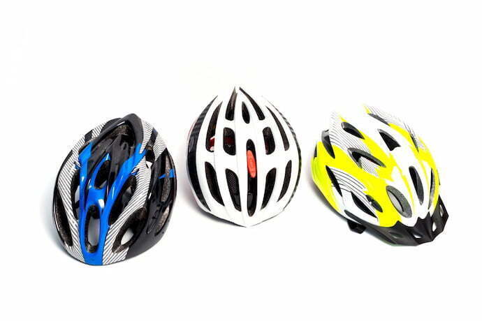 Três capacetes de bike