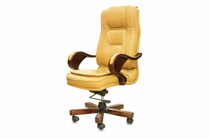 Cadeira de escritório sofisticada de couro e de cor bege.
