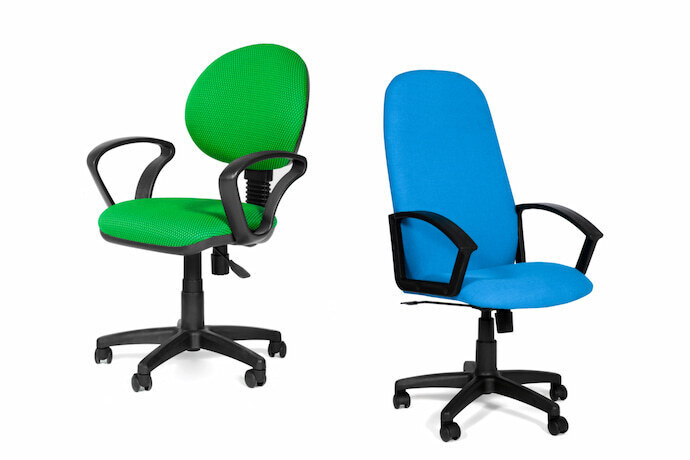 Cadeiras de escritório simples nas cores verde e azul.