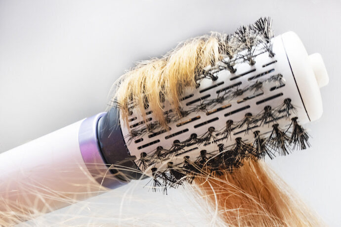 Escova rotativa cheia de fios de cabelo 