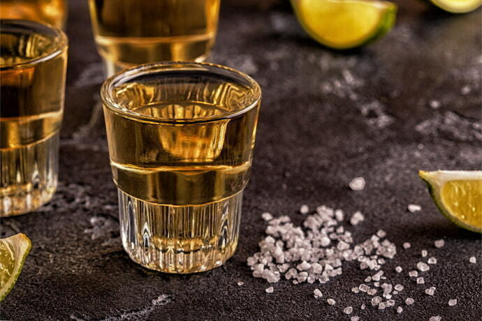 Tequila em copo com limão e sal.