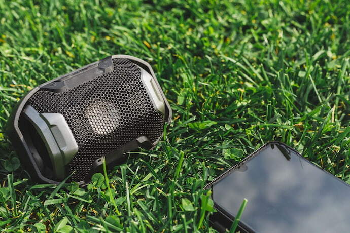 Caixa de som sobre a grama