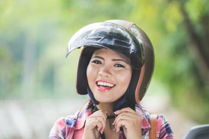 Mulher com capacete