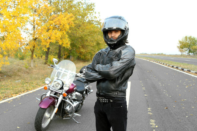Motoqueiro com capacete