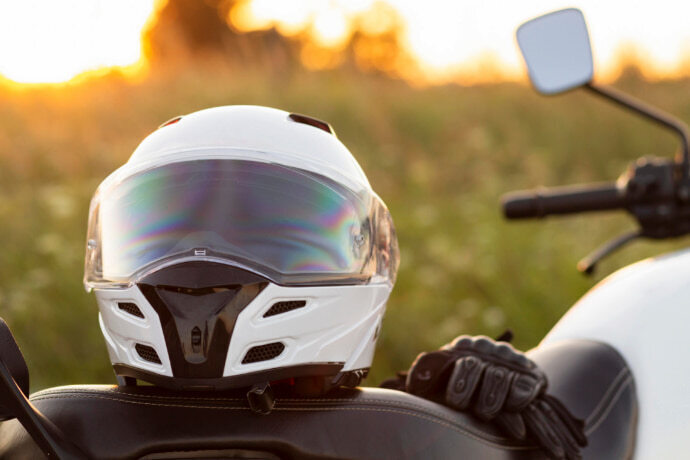Vista frontal de um capacete sobre a motocicleta 