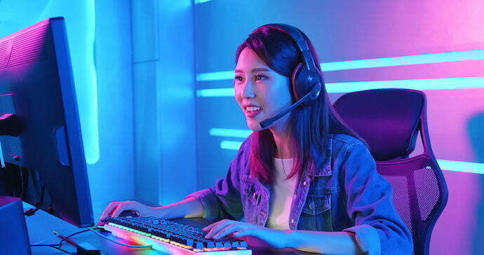 Close-up de um jogador profissional jogando videogame no computador.