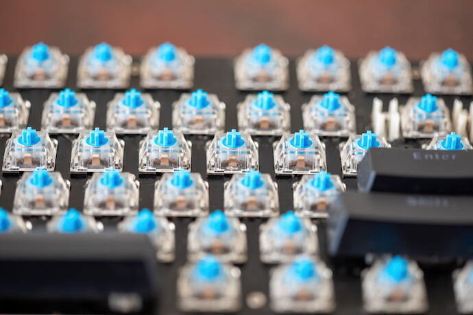 Close-up do Switch Outemu Blue de um teclado.