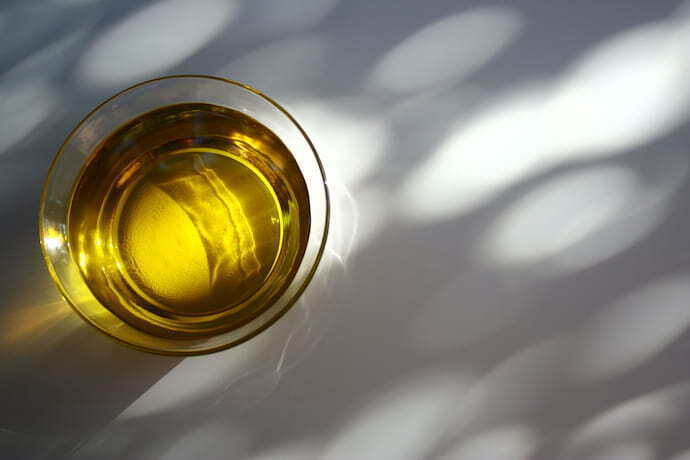 Pequeno pote com azeite de oliva
