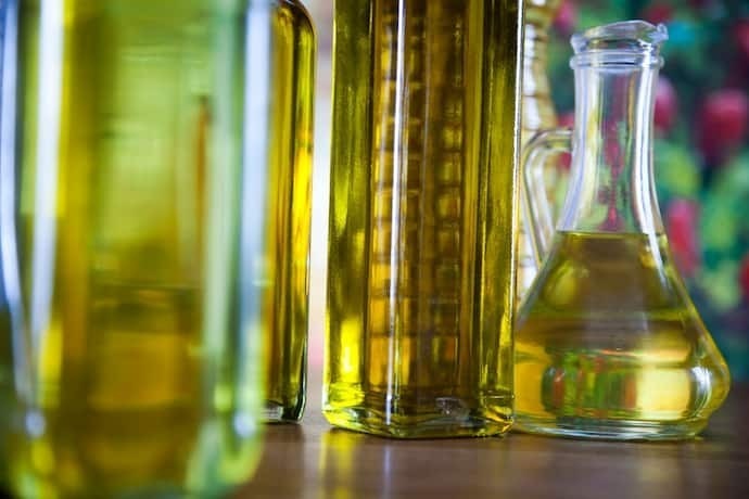 Várias garrafas em formatos diferentes com azeite de oliva